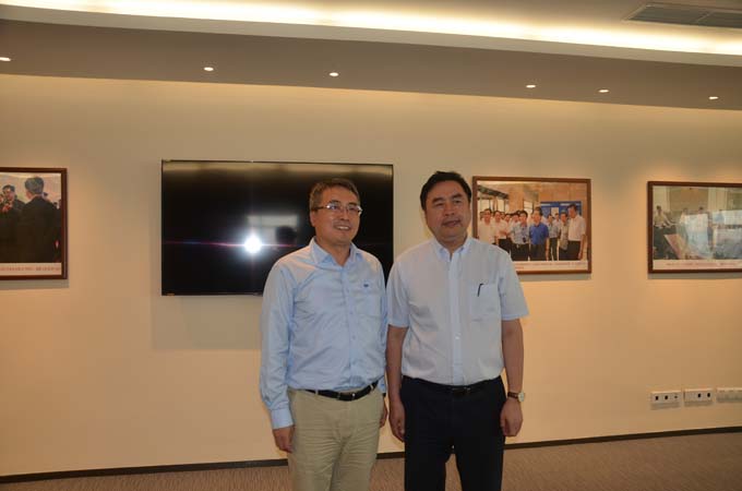 赵振元同志与上海宝冶集团董事长王石磊亲切合影.jpg