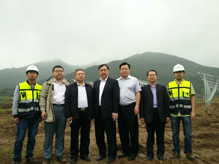 1-2 赵振元在工地与大家一起合影.jpg