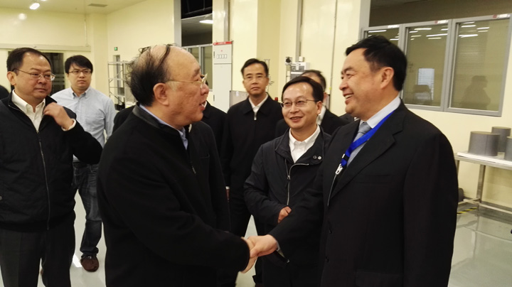 1492495934109286.jpg 2重庆市市长黄奇帆与赵振元同志亲切交谈,中立者为重庆超硅总经理长陈猛.jpg