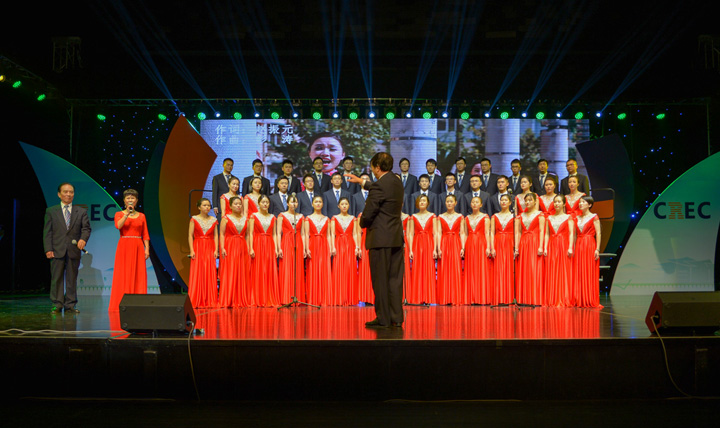 1493780152736911.jpg 黄美珍、魏明政与华东分院合唱团在高大陆的指挥下唱响新能源.jpg