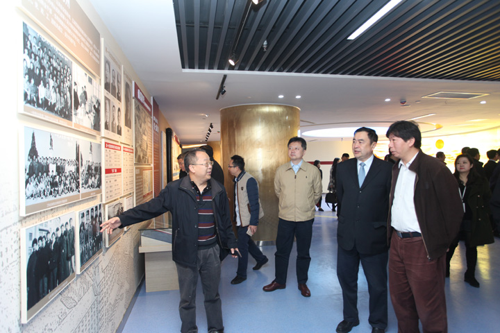 1493794931535227.jpg 赵振元同志陪同华虹集团董事长、党委书记张素心(右一)以及华力微电子、上海建工集团、浙江地勘院等十几位领导参观,PA集团院领导集体、老领导等一同参观,PA集团展馆首秀获得一致好评.JPG