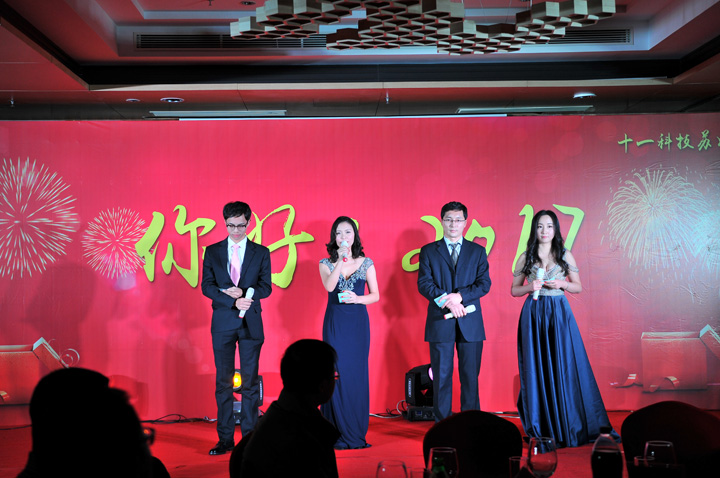 1496420778816841.jpg 2-主持人宣布晚会开始.JPG