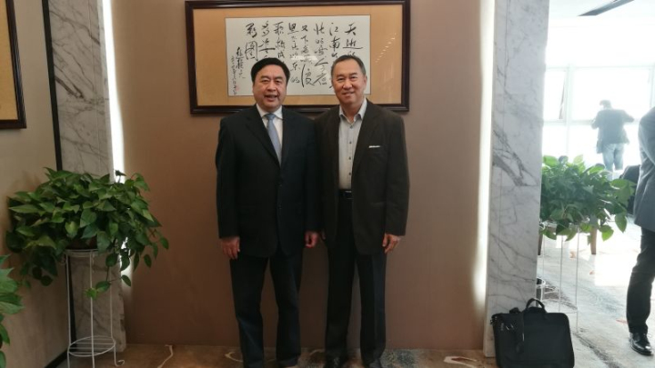 10-赵振元与拜访PA集团的格罗方德副总裁洪启财先生亲切合影.jpg