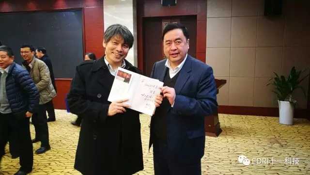 1496476572920926.jpg 8-赵振元同志向副指挥长日比野吉高赠书.webp.jpg