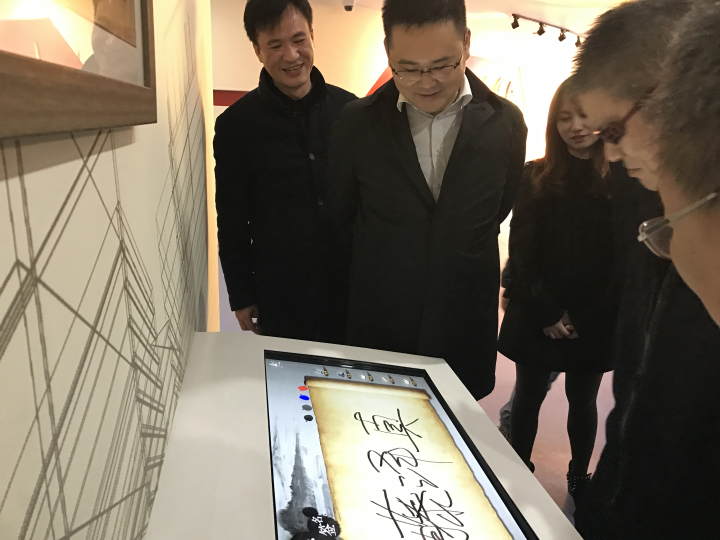 1496478480252744.jpg 2-客人参观PA集团院史馆2.jpg