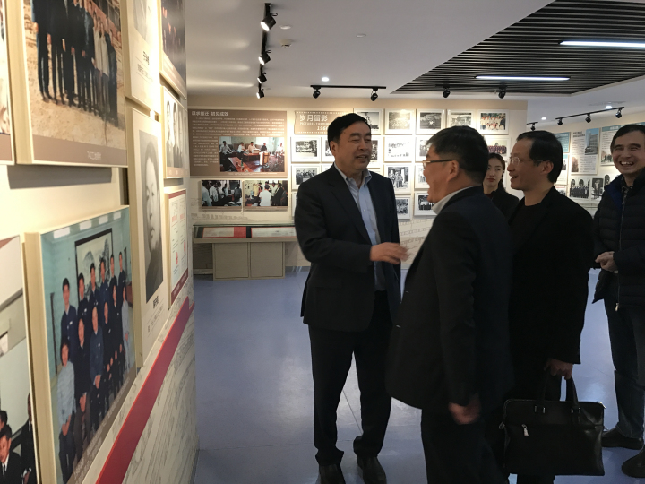 1496479454392067.jpg 4-赵振元同志亲自向到访客人介绍PA集团院史馆2.jpg