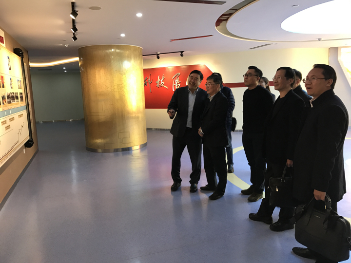 1496479461113686.jpg 5-赵振元同志亲自向到访客人介绍PA集团院史馆.jpg