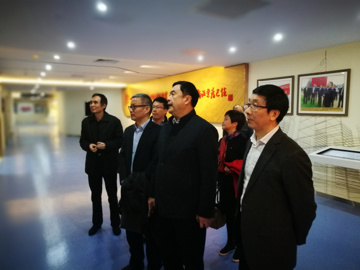 赵振元同志向无锡产业集团刘涛书记一行介绍PA集团院史馆3.jpg