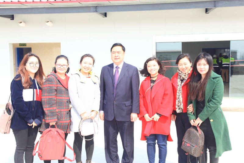 14-赵振元同志与PA集团项目组女同志们亲切合影.jpg