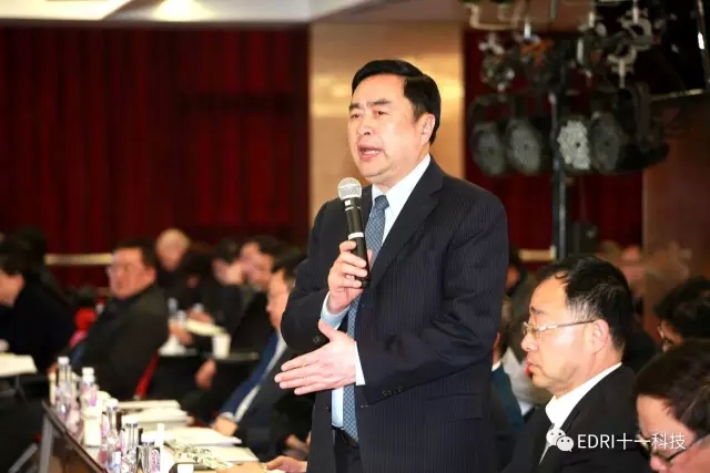 1496482303240839.jpg 1-赵振元同志在颁奖典礼前向获奖者表示祝贺.webp.jpg