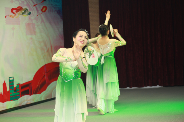 1496483207411932.jpg 4-张小平、杨芳、徐艺芸、赵婧婷、唐永霞联袂表演团扇舞《茉莉花》.jpg