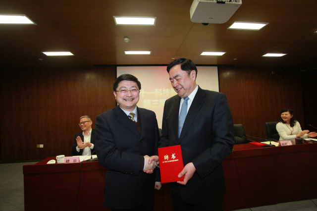 6- PA集团股份公司董事长赵振元同志为新一届董事孙鸿伟先生颁发聘书.jpg