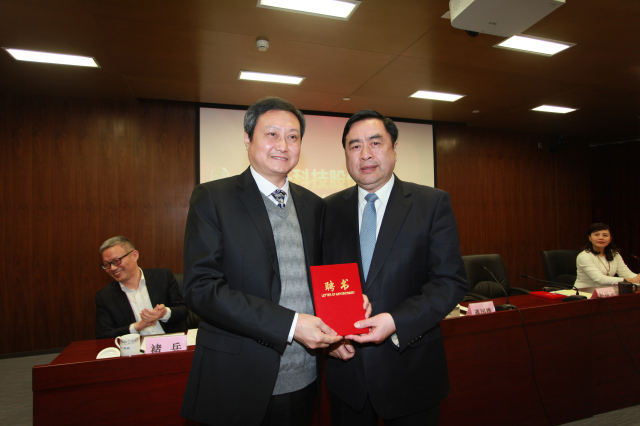 8- PA集团股份公司董事长赵振元同志为新一届董事杨少波先生颁发聘书.jpg