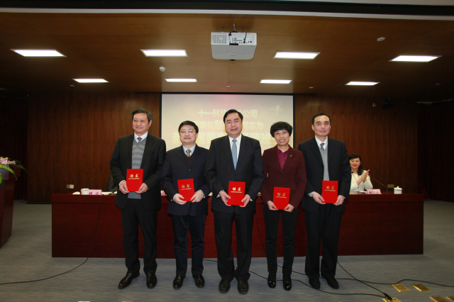 10- PA集团股份公司新一届董事亲切合影.jpg