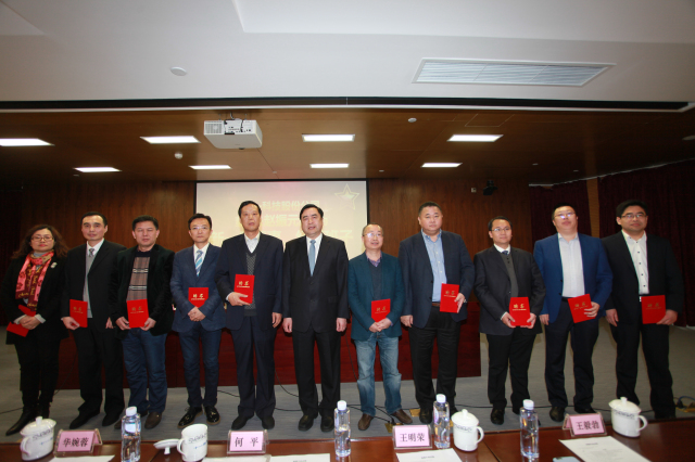 21-PA集团股份公司执行班子成员何平、王明云、王毅勃、孙明、白焰、余才志、王利、万里浪、季超、姚红亲切合影.jpg