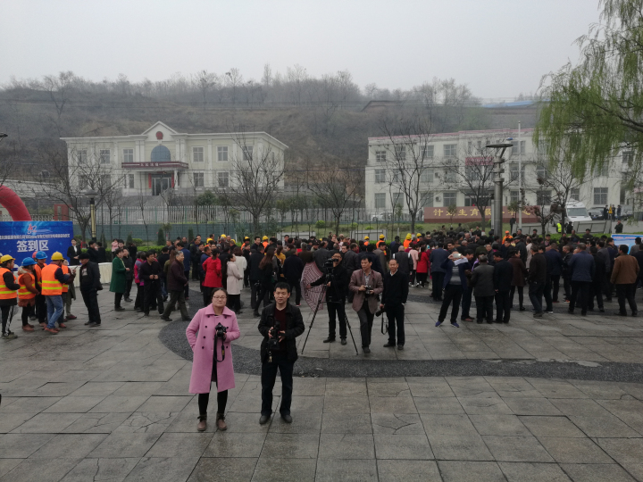 1496501930833172.jpg 5-广大干群代表热情参加项目启动仪式.jpg