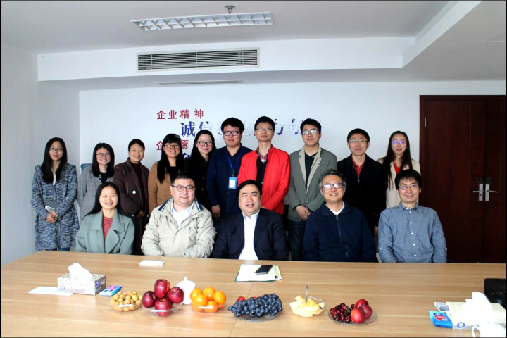 3-赵振元与部分员工合影.jpg