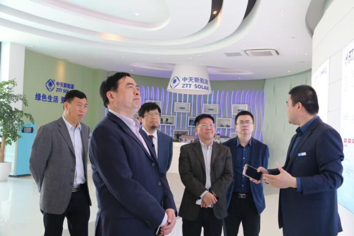 1496505125969280.jpg 7-中天新能源缪永华总经理在展厅向赵振元同志一行做介绍参观.jpg