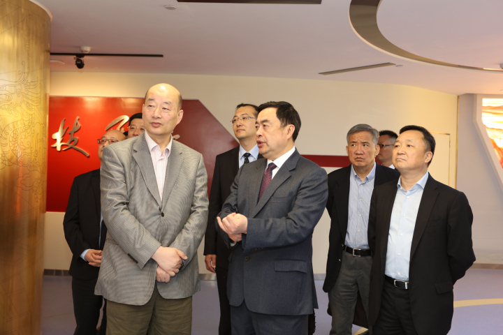 1496508348747018.jpg 3-赵振元董事长向傅文彪董事长介绍PA集团院史馆.jpg