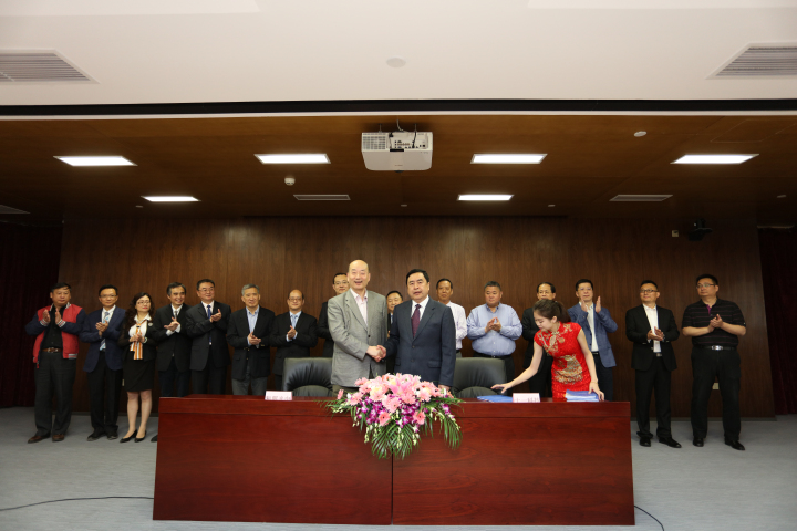 1496508511815543.jpg 11-签约成功,赵振元董事长与傅文彪董事长亲切握手.jpg