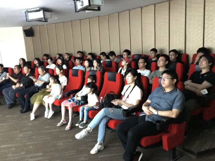 3-杭州分院干部员工在展馆放映厅观看PA集团宣传片.jpg