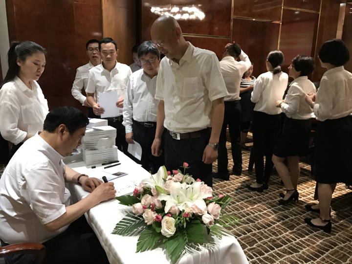 1496513151956113.jpg 7-赵振元同志为分院干部签名赠书.jpg