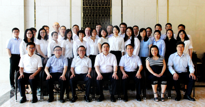 1496513311100076.jpg 10-赵振元同志与与会干部亲切合影.jpg